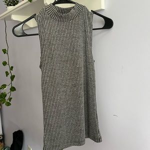 SOLD | XS Tank top with high neck - perfect for layering! 💖